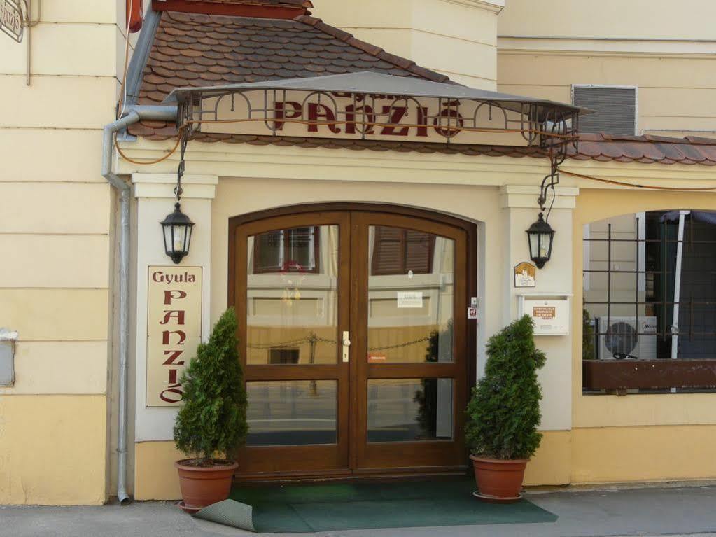 Отель Gyula Panzio Экстерьер фото